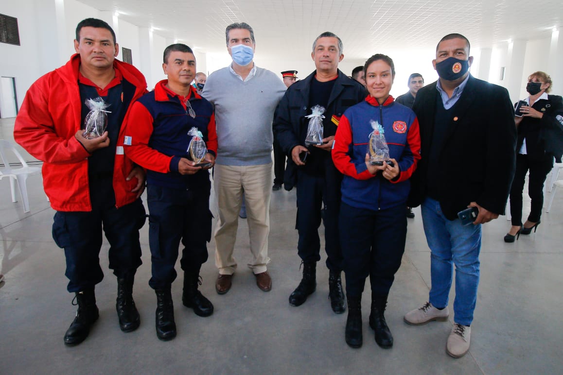 EL GOBIERNO RECONOCIÓ A BOMBEROS QUE COMBATIERON LOS INCENDIOS EN CORRIENTES Y ENTREGARÁ EQUIPAMIENTO PARA LOS CUARTELES