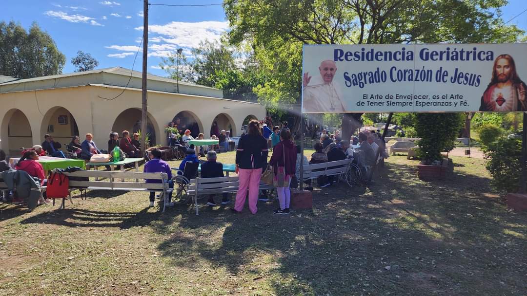 ADULTOS DE LA RESIDENCIA GERIÁTRICA DISFRUTANDO DE ACTIVIDADES CON LA VISITA DE PERSONAS DE DISTINTAS INSTITUCIONES 