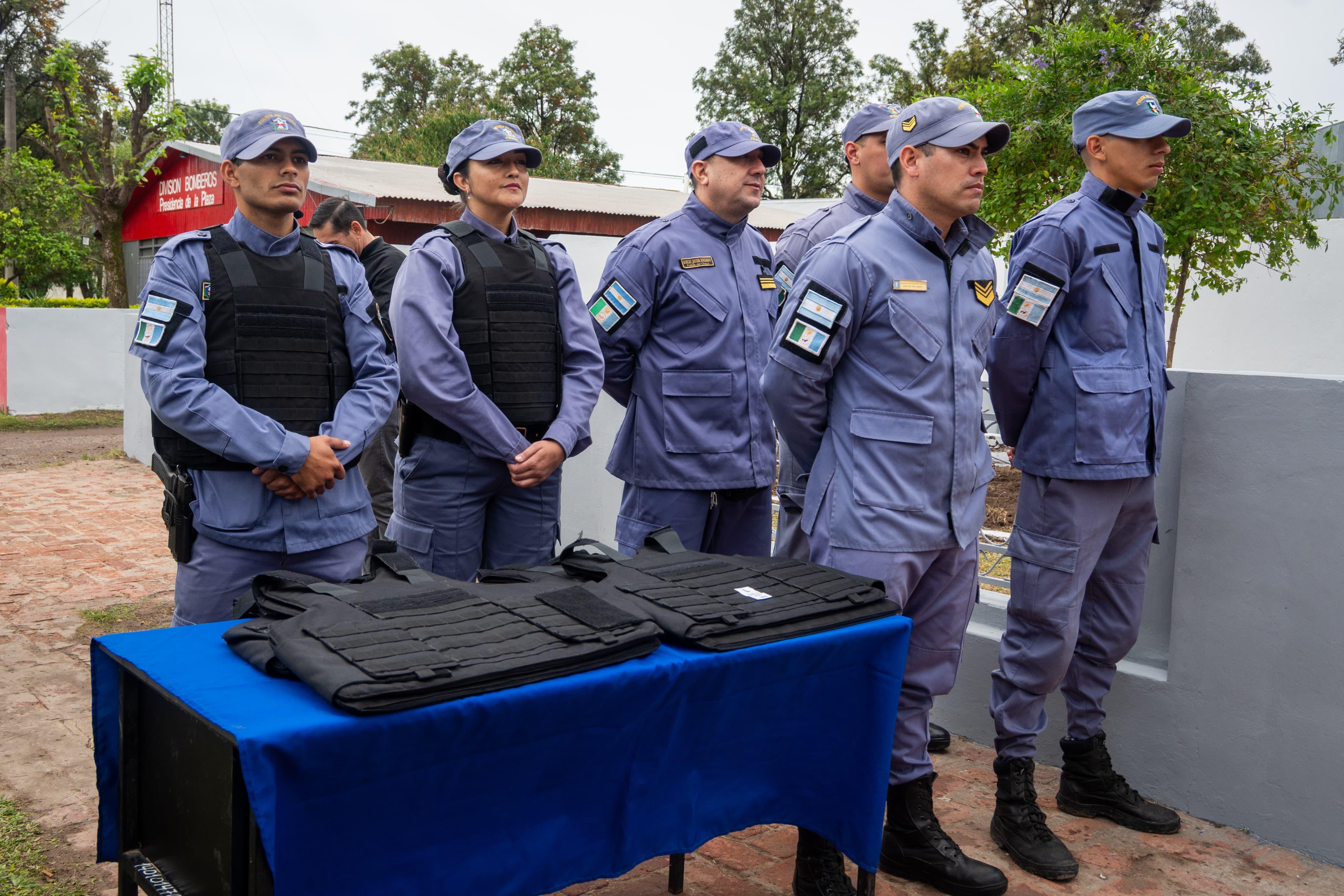 EL PLAN ESTRATÉGICO DE SEGURIDAD AVANZA: ZDERO ENTREGÓ PATRULLERO OKM Y CHALECOS BALÍSTICOS EN PLAZA