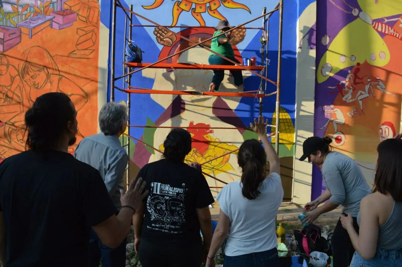 *Sager y Rach Quiroga recorrieron distintos puntos de Puerto Tirol donde trabajan artistas en la II Bienal de Muralismo y Arte Público*