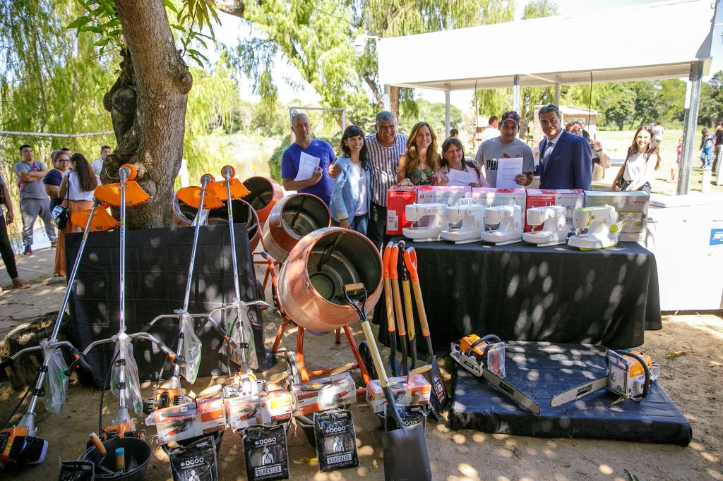 *CAPITANICH Y TOLOSA PAZ INAUGURARON UN POLO SOCIO PRODUCTIVO Y CENTRO DE FILETEADO EN ISLA DEL CERRITO*