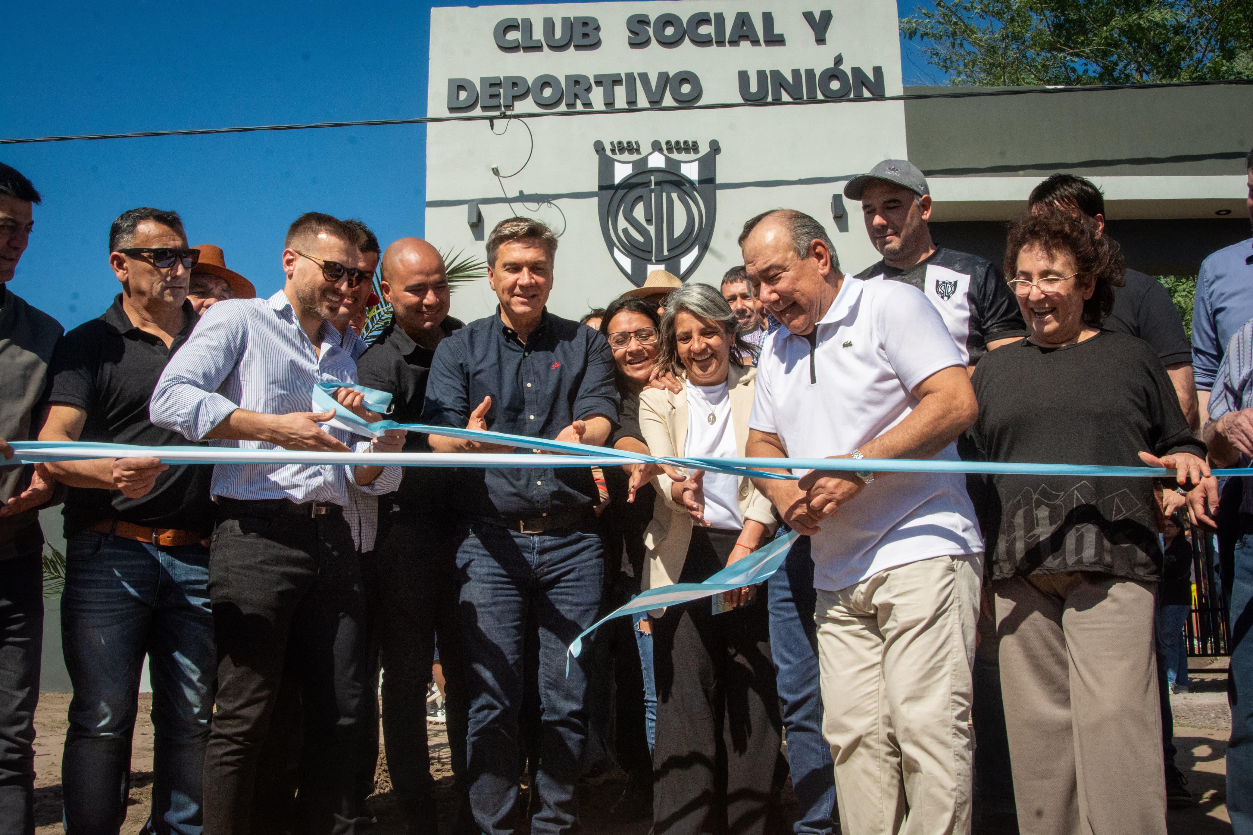 *IMPULSO AL DEPORTE: EN COLONIA ELISA, EL GOBERNADOR HABILITÓ LAS REFACCIONES EN EL CLUB SOCIAL Y DEPORTIVO UNIÓN*