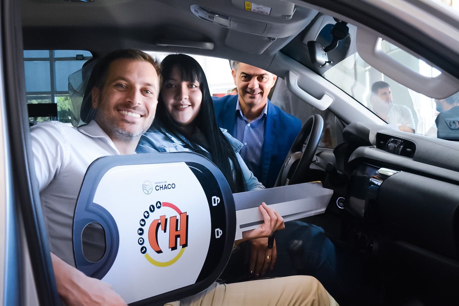 DOCENTE DE QUÍMICA RETIRÓ SU CAMIONETA OKM QUE OBTUVO EN EL BINGO ESTUDIANTIL