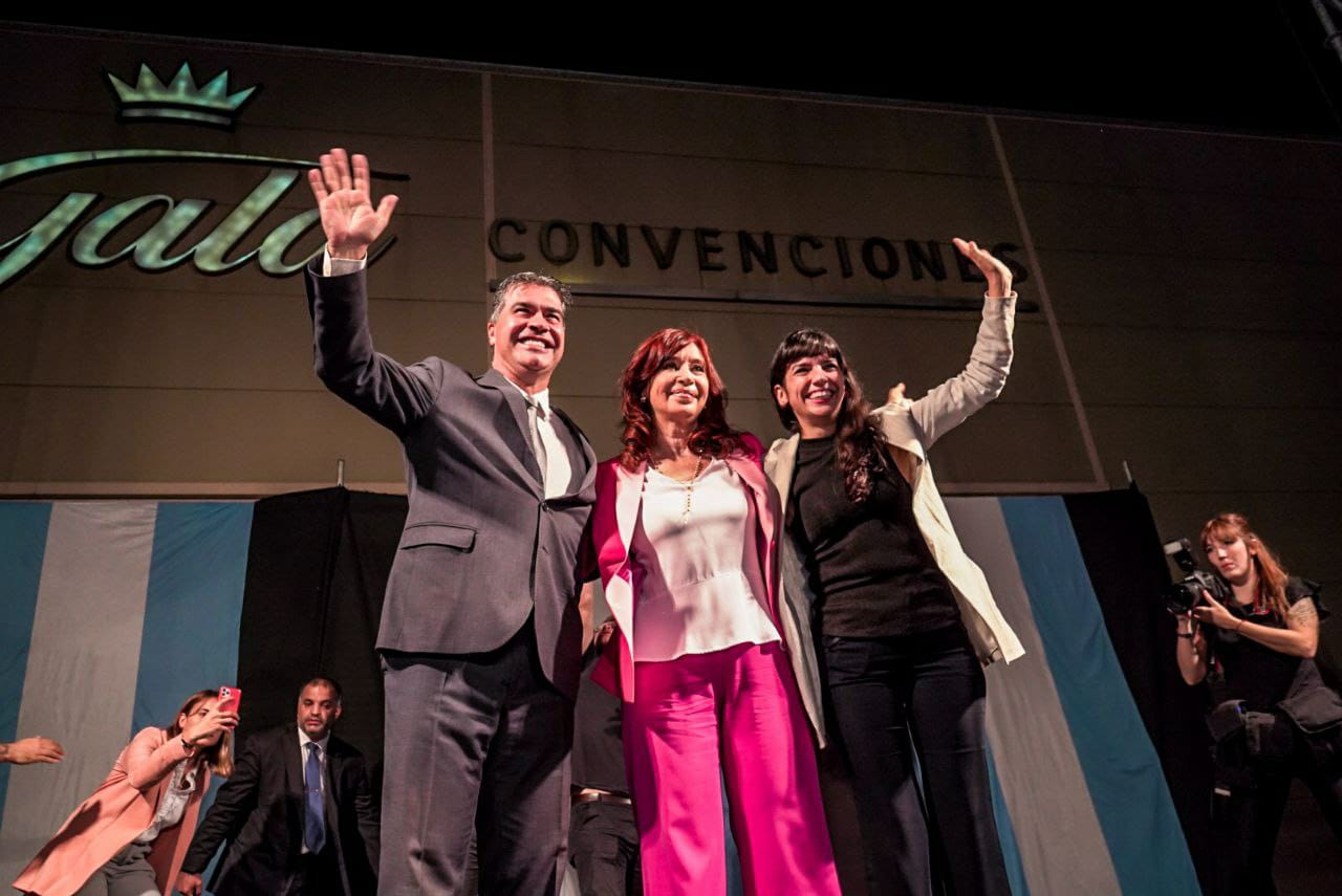 EL GOBERNADOR PARTICIPÓ DE LA CONDECORACIÓN ACADÉMICA DE LA UNCAUS A CRISTINA FERNÁNDEZ DE KIRCHNER