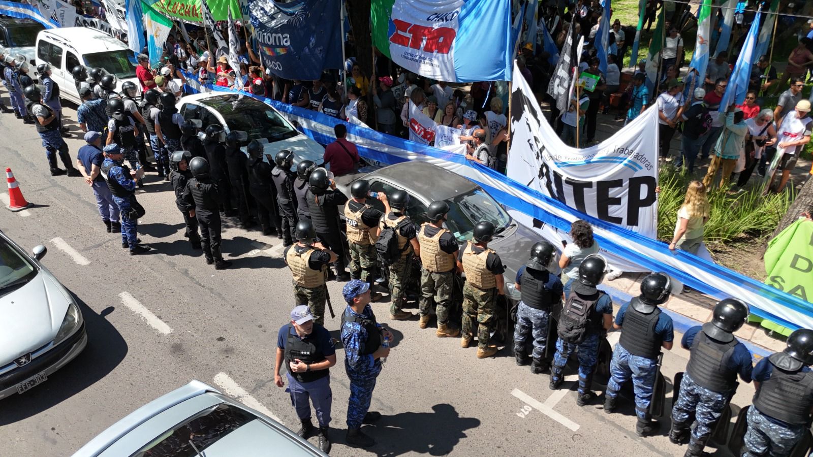 RESISTENCIA: IMPECABLE TRABAJO DE LA POLICÍA DEL CHACO ANTE LA PROTESTA DE ALGUNOS GREMIOS Y SECTORES “PIQUETEROS”