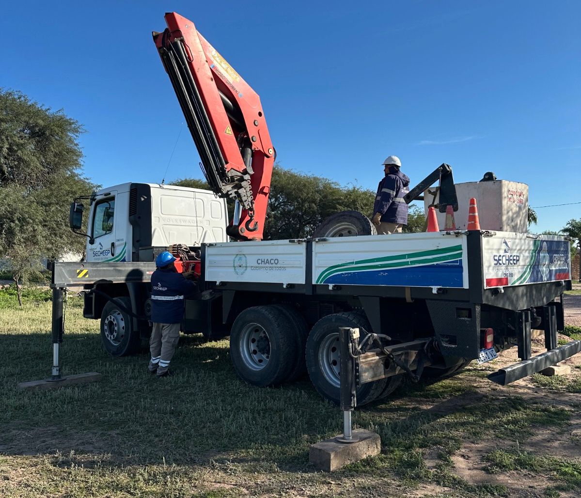 _Obras estratégicas para el sudoeste chaqueño_  *CONSTRUYEN NUEVA LÍNEA DE MEDIA TENSIÓN ENTRE VILLA ÁNGELA Y DU GRATY PARA ABASTECER DIRECTAMENTE A SANTA SYLVINA*