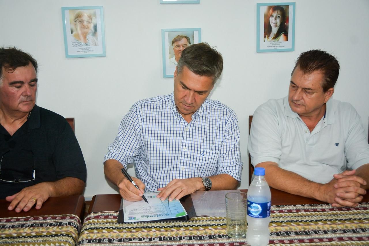 *SIXTY CLUB: EL GOBERNADOR ZDERO INAUGUR&Oacute; LA NUEVA CANCHA DE HOCKEY Y ENTREG&Oacute; ELEMENTOS DEPORTIVOS*