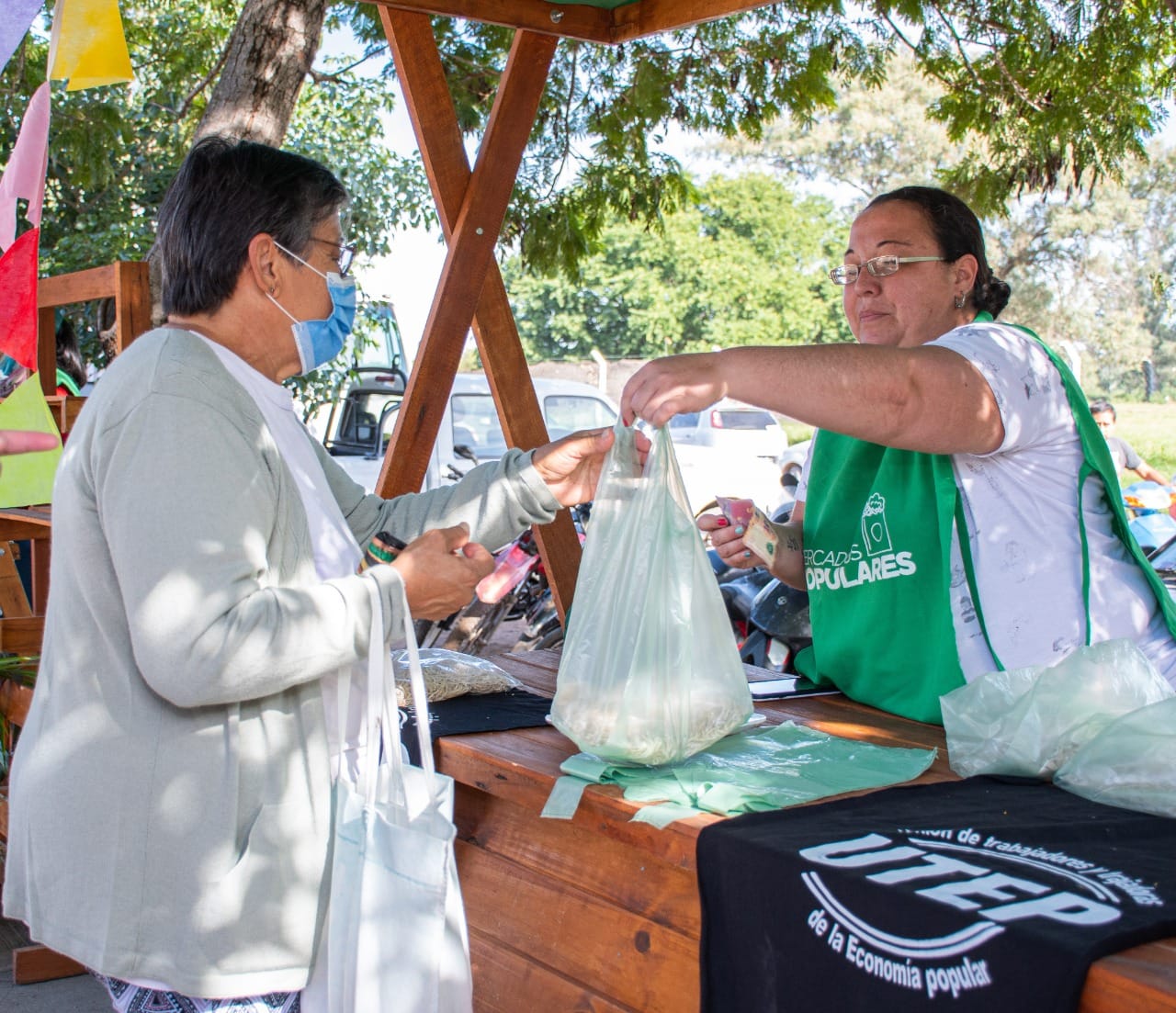 GRAN ACOMPAÑAMIENTO DE VECINAS Y VECINOS EN EL PRIMER FIN DE SEMANA DE MERCADOS POPULARES