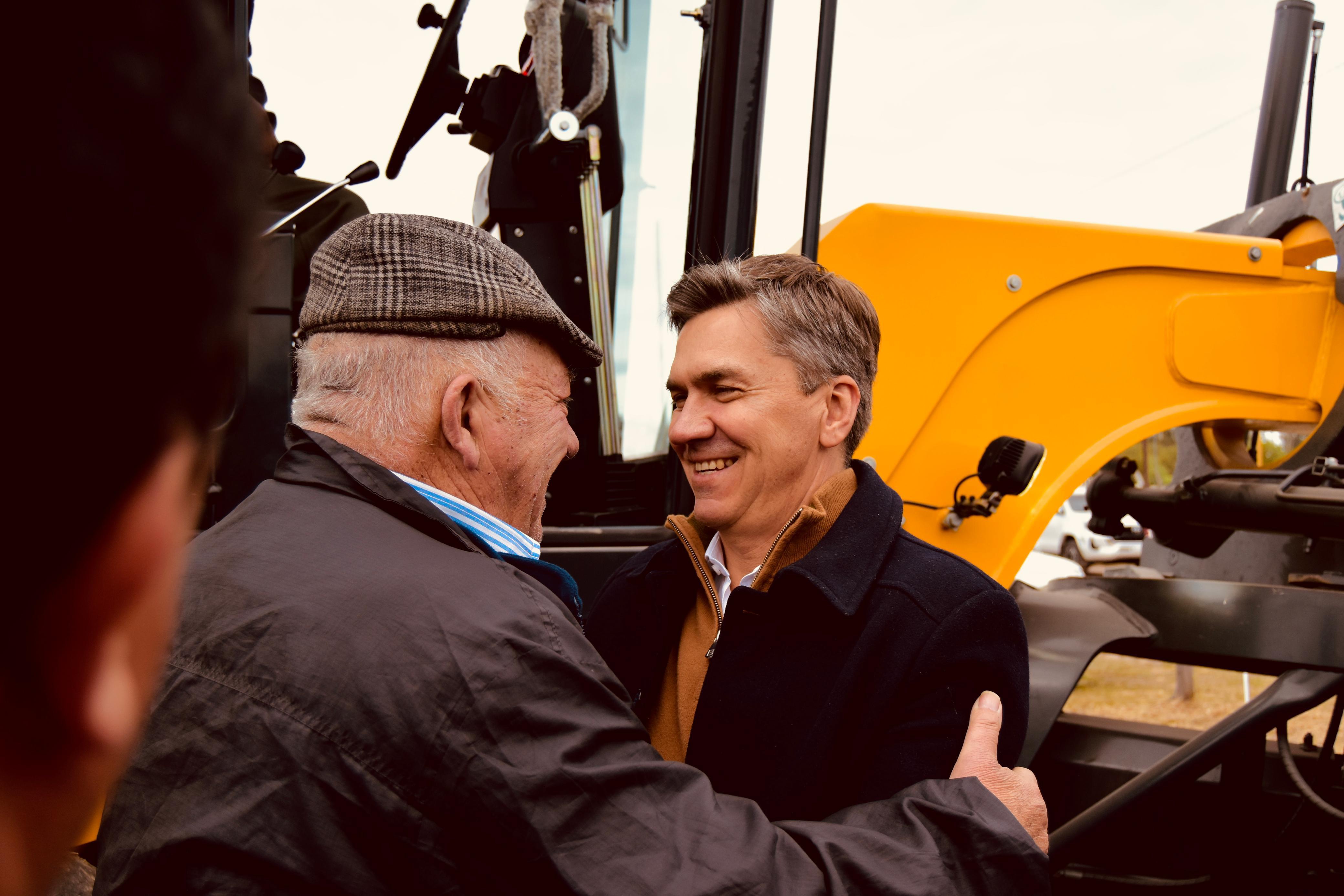 CHOROTIS: EL GOBERNADOR ZDERO ENTREGÓ MAQUINARIA PARA EL CONSORCIO CAMINERO N°20