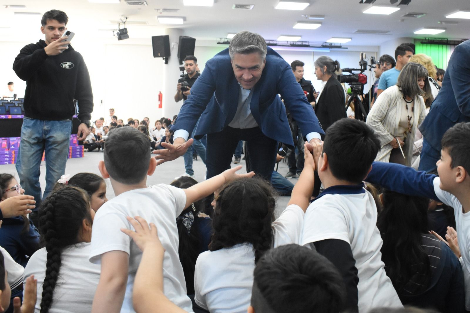 EL GOBERNADOR ZDERO ENTREGÓ LAS PRIMERAS TABLETS DEL PROGRAMA ESCUELAS ALFA EN RED PARA INTENSIFICAR APRENDIZAJES EN LECTURA Y ESCRITURA