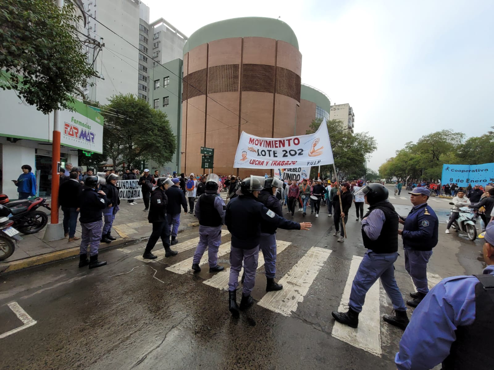 *Seguridad: la Policía del Chaco despejó una protesta social frente a Casa de Gobierno y hay diez personas demoradas*