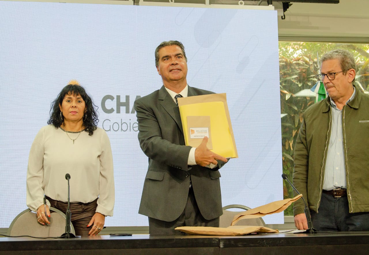 *Capitanich dio a conocer las dos empresas que se presentaron para construir la Escuela Primaria N°330 de Sáenz Peña*
