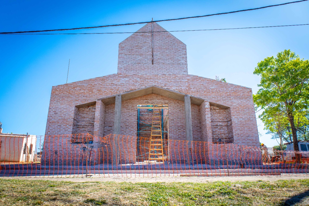 *EL GOBIERNO EJECUTA LA CONSTRUCCIÓN DE LA CAPILLA SAN ROQUE EN PAMPA ALMIRÓN*