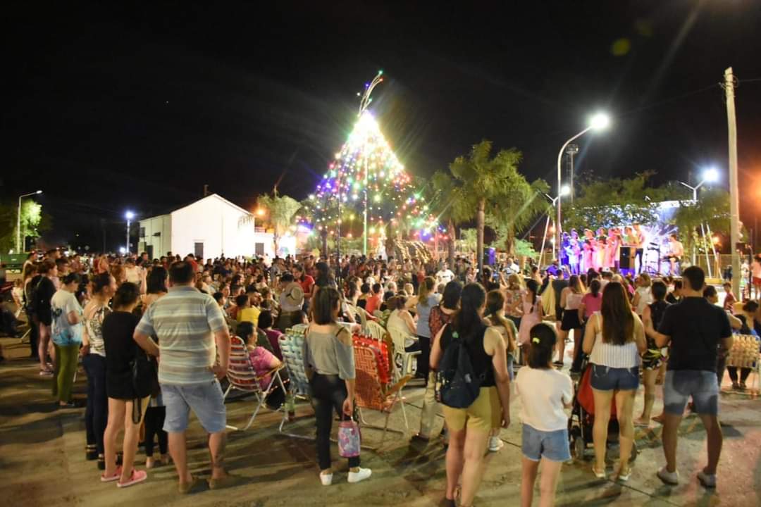 CON GRAN ACOMPAÑAMIENTO DE LA COMUNIDAD,  SE REALIZÓ EL ENCENDIDO DE LUCES DEL ÁRBOL NAVIDEÑO GIGANTE