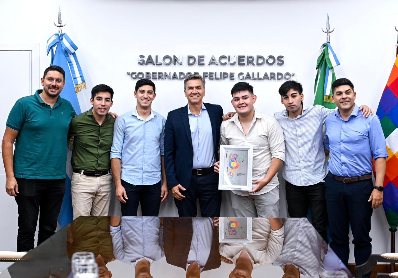 ORGULLO CHAQUE&Ntilde;O: EL GOBERNADOR ZDERO RECIBI&Oacute; AL GRUPO TRINAR, TRAS SU DESTACADA ACTUACI&Oacute;N EN COSQU&Iacute;N