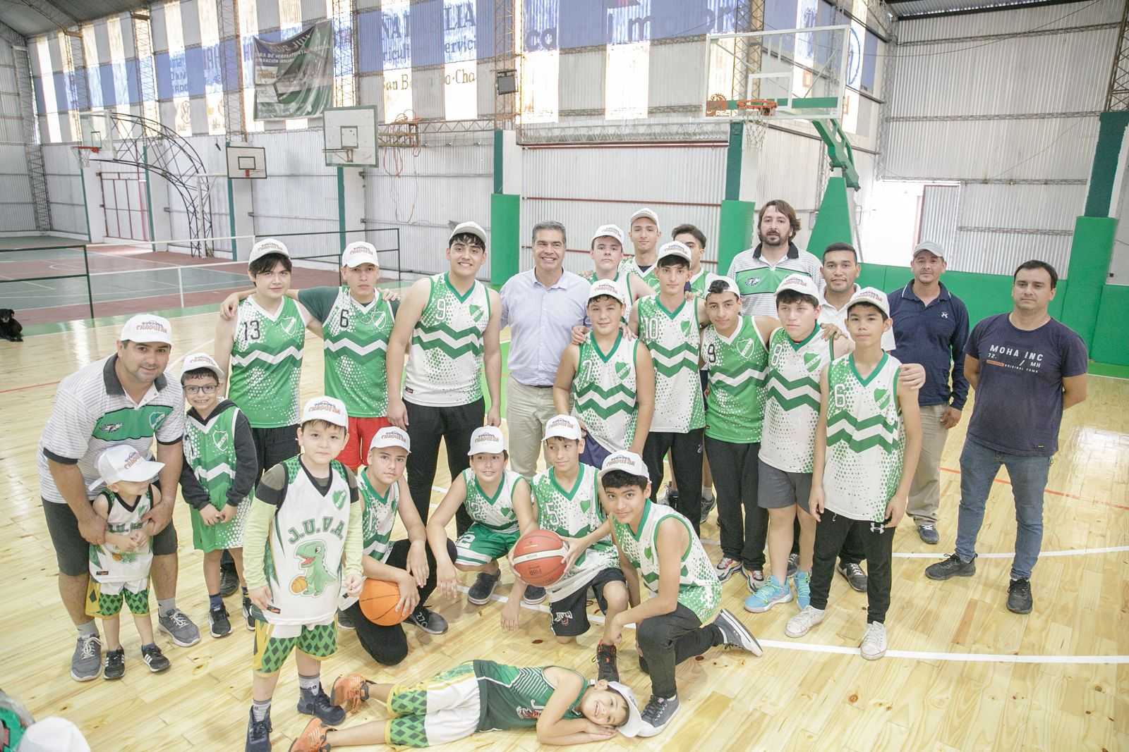 En Villa Ángela, Capitanich habilitó obras en clubes deportivos y recorrió viviendas en ejecución