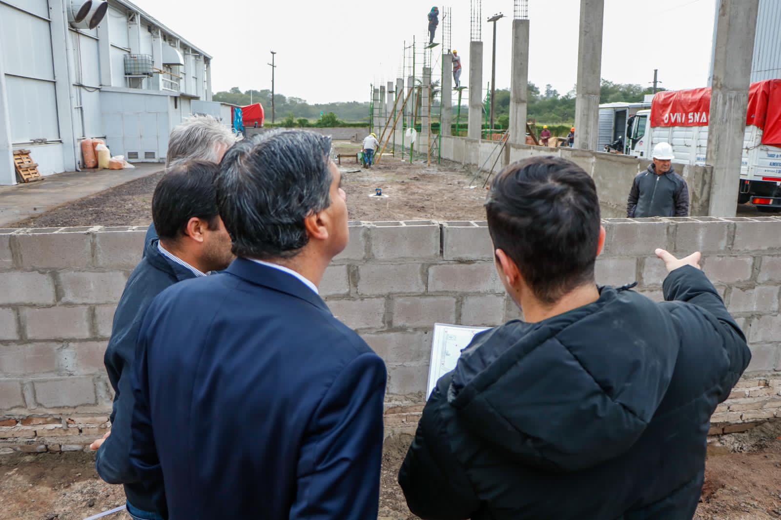 *CAPITANICH SUPERVISÓ LAS OBRAS DE AMPLIACIÓN DE SANTANA TEXTIL Y DE LA FIRMA ZIRKA EN EL PARQUE INDUSTRIAL DE PUERTO TIROL*