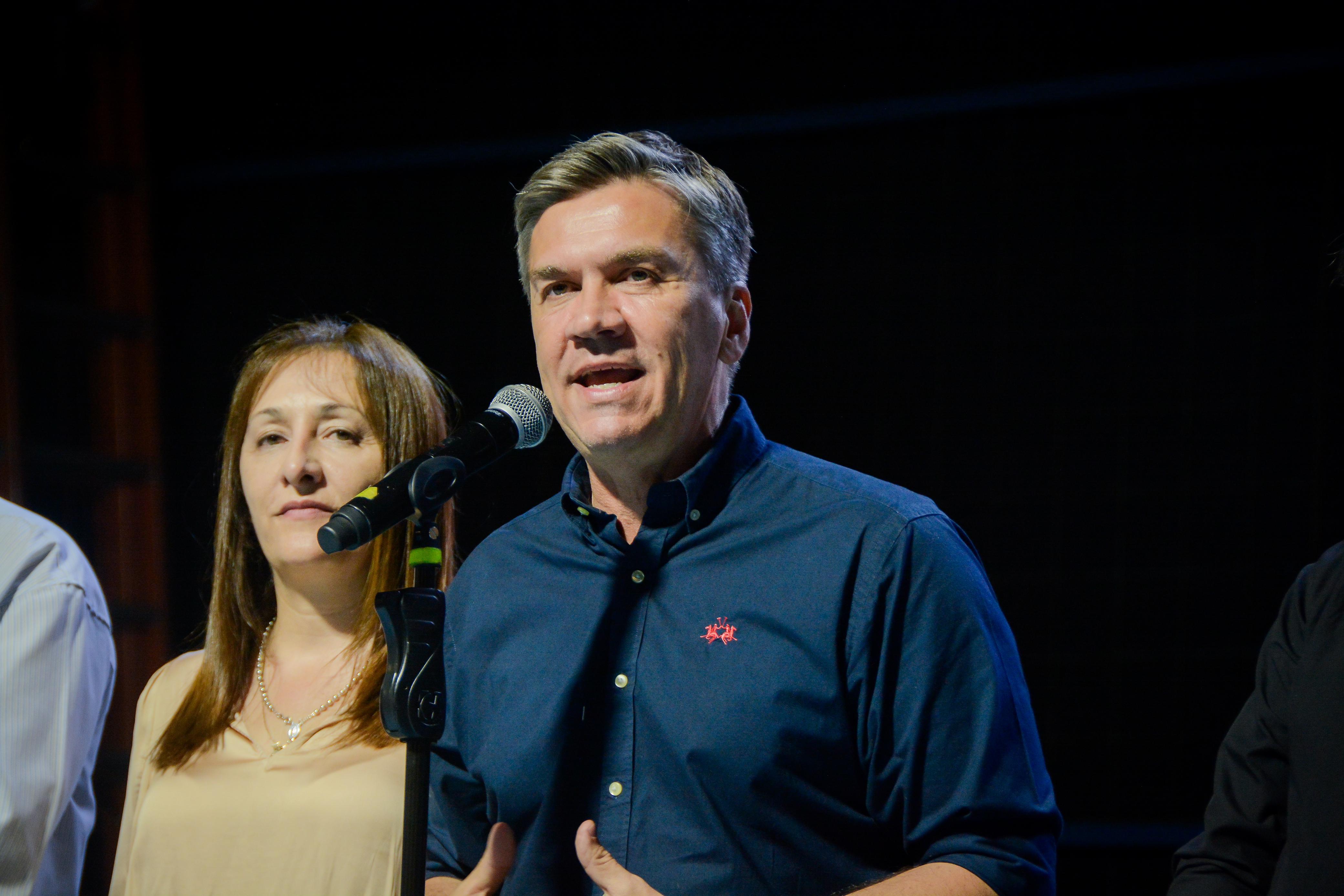 SANTA SYLVINA: EL GOBERNADOR ZDERO ACOMPAÑÓ ANOCHE LA 44° EDICIÓN DEL BINGO SHOW NAVIDEÑO DEL CLUB COMERCIO