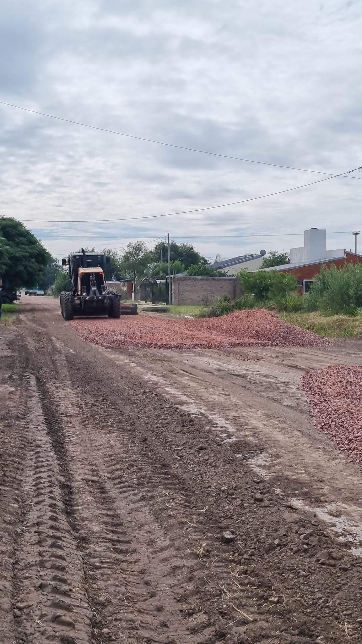 LA MUNICIPALIDAD DE VILLA ÁNGELA CONTINÚA CON LA COLOCACIÓN DE RIPIO EN CALLE LOS ANDES