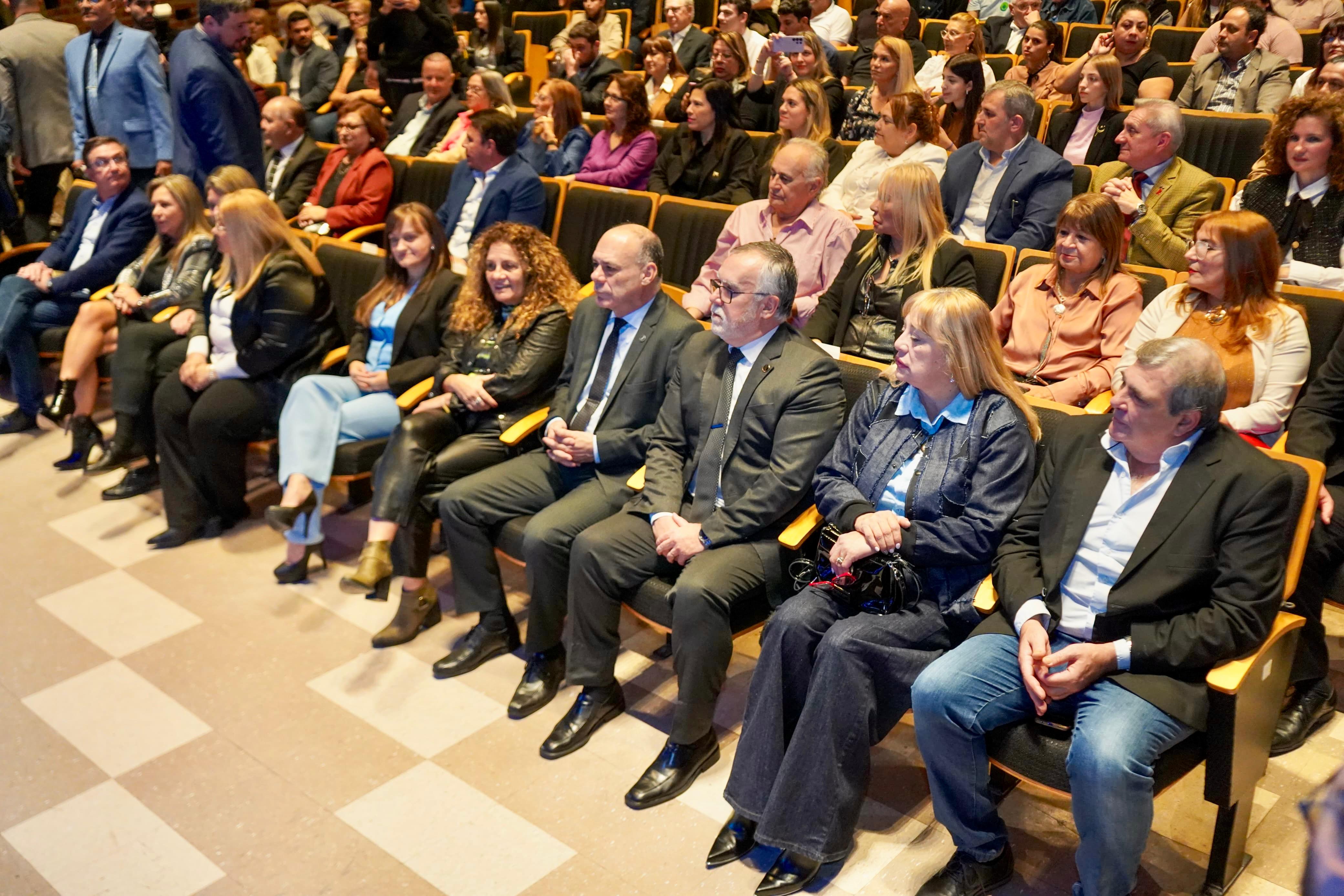 *LA VICEGOBERNADORA SCHNEIDER ACOMPAÑÓ LA ENTREGA DE DIPLOMAS A LOS NUEVOS LEGISLADORES PROVINCIALES