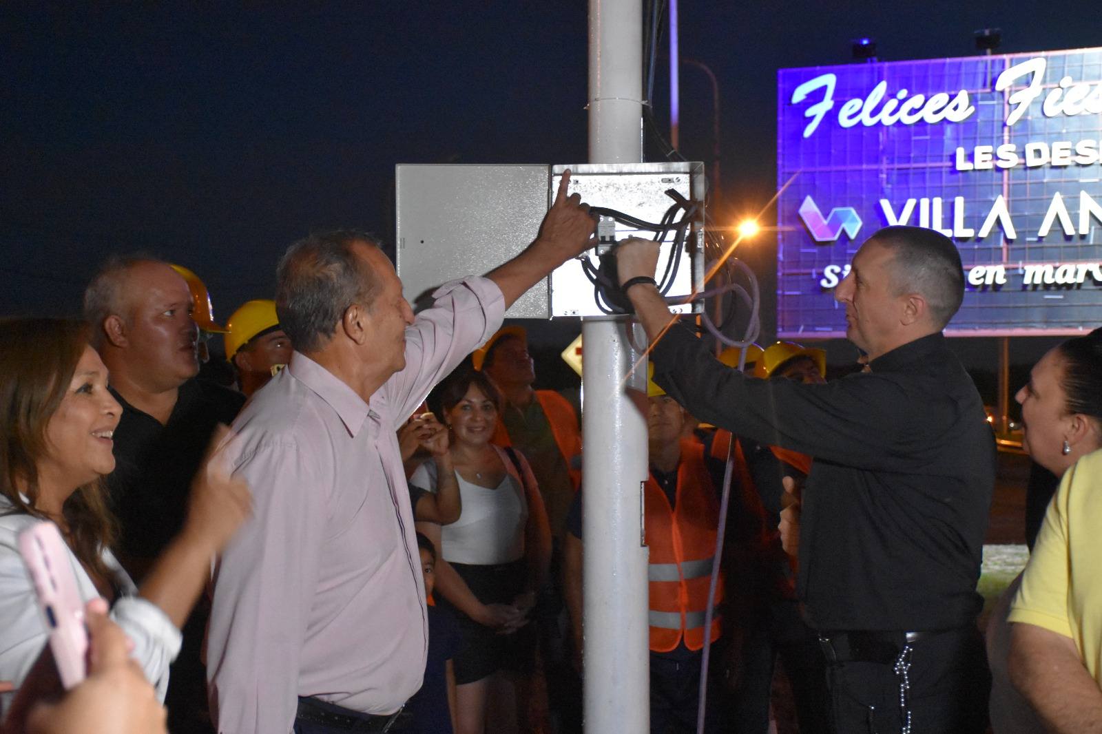 VILLA &Aacute;NGELA ENCENDI&Oacute; SU &Aacute;RBOL DE NAVIDAD EN EL ACCESO NORTE