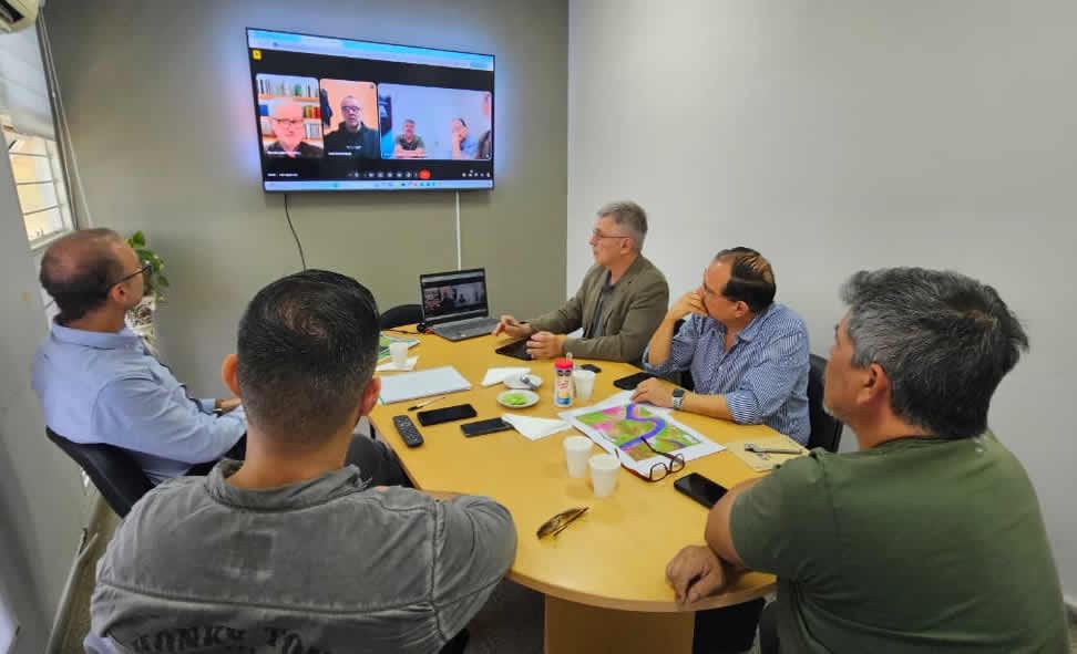 *PROVINCIA, VIALIDAD NACIONAL Y COREBE COORDINAN ACCIONES PARA INTERVENIR EN LOS TERRAPLENES DEL PUENTE LAVALLE*
