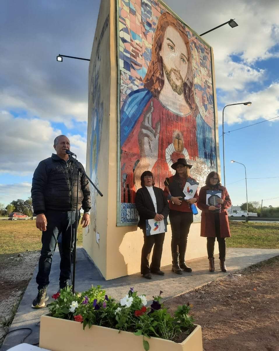 EL INTENDENTE PAPP ACOMPAÑÓ LA BENDICIÓN DEL MURAL CON LA IMAGEN DEL SAGRADO CORAZÓN DE JESÚS