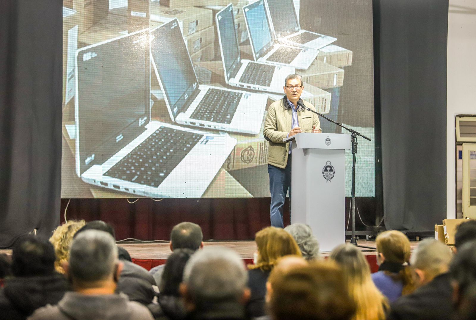 El Gobierno entregó 255 netbooks y llegará a cerca de 17 mil al finalizar junio 