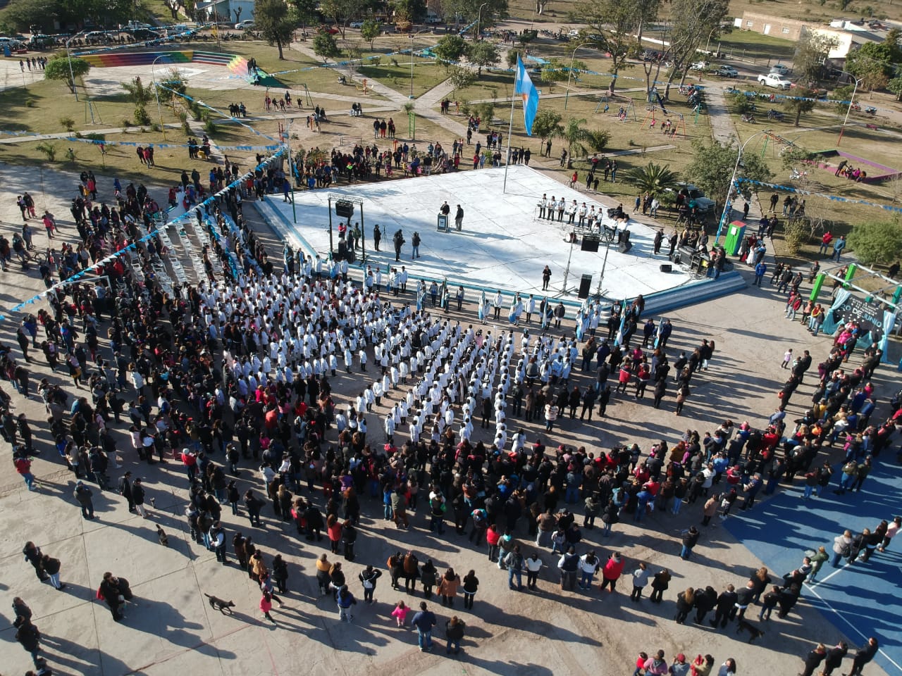 VILLA ANGELA : MÁS DE 400 ALUMNOS PROMETIERON LEALTAD A LA BANDERA ARGENTINA EN LA PLAZA 20 DE JUNIO