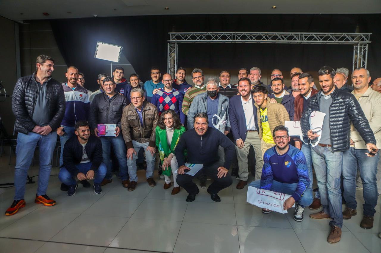 *CLUBES CONECTADOS: EL GOBIERNO PROVINCIAL ENTREGÓ TABLETS Y GARANTIZÓ CONECTIVIDAD Y TRANSMISIONES DE TV PARA BÁSQUET*