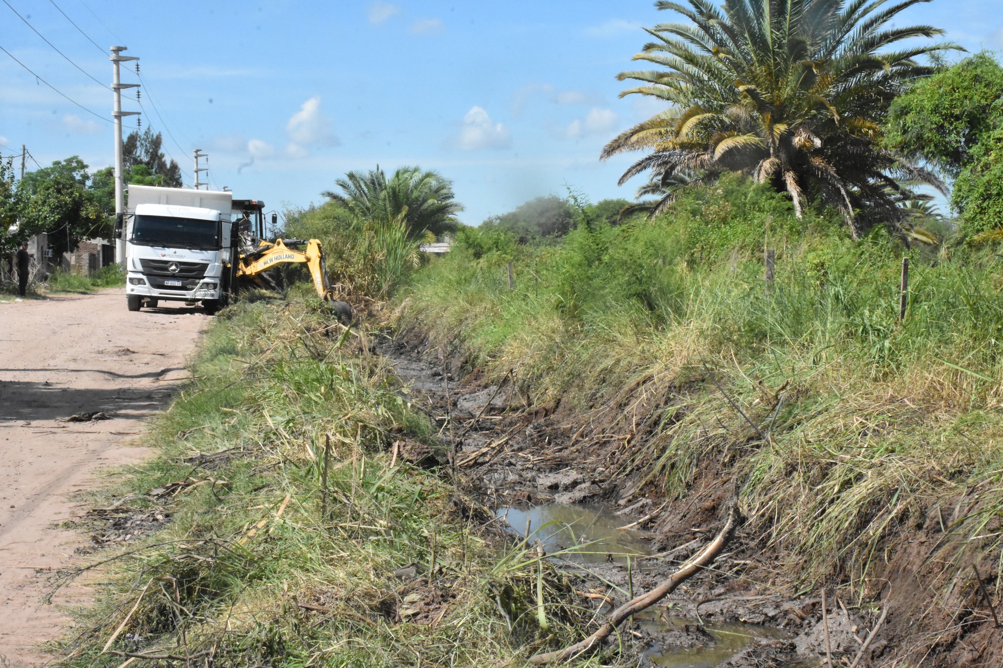 LA MUNICIPALIDAD REALIZA TRABAJOS DE LIMPIEZA Y CANALIZACI&Oacute;N EN CALLE JOSEFA ROSELLO