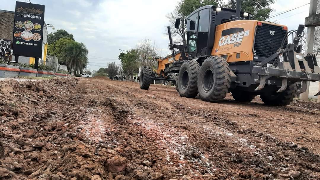 VILLA ANGELA : EL MUNICIPIO INICIÓ MOVIMIENTO DE SUELO PARA PAVIMENTO: CONTEMPLA LA EJECUCIÓN DE 12 CUADRAS 