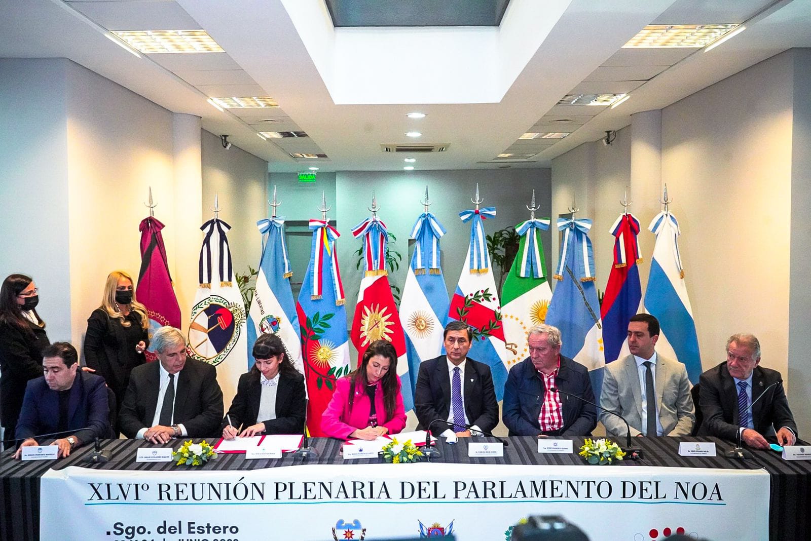 LA VICEGOBERNADORA FIRMÓ CON SUS PARES DEL NEA Y NOA EL PACTO PARA LA CONFORMACIÓN DEL PARLAMENTO DEL NORTE GRANDE ARGENTINO