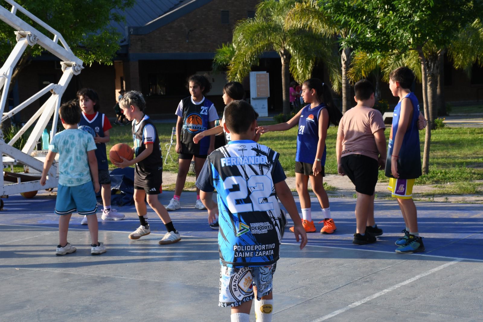 EL INSTITUTO DEL DEPORTE CHAQUEÑO INVITA A SUMARSE A LAS CLASES GRATUITAS DE BÁSQUET EN EL POLIDEPORTIVO JAIME ZAPATA