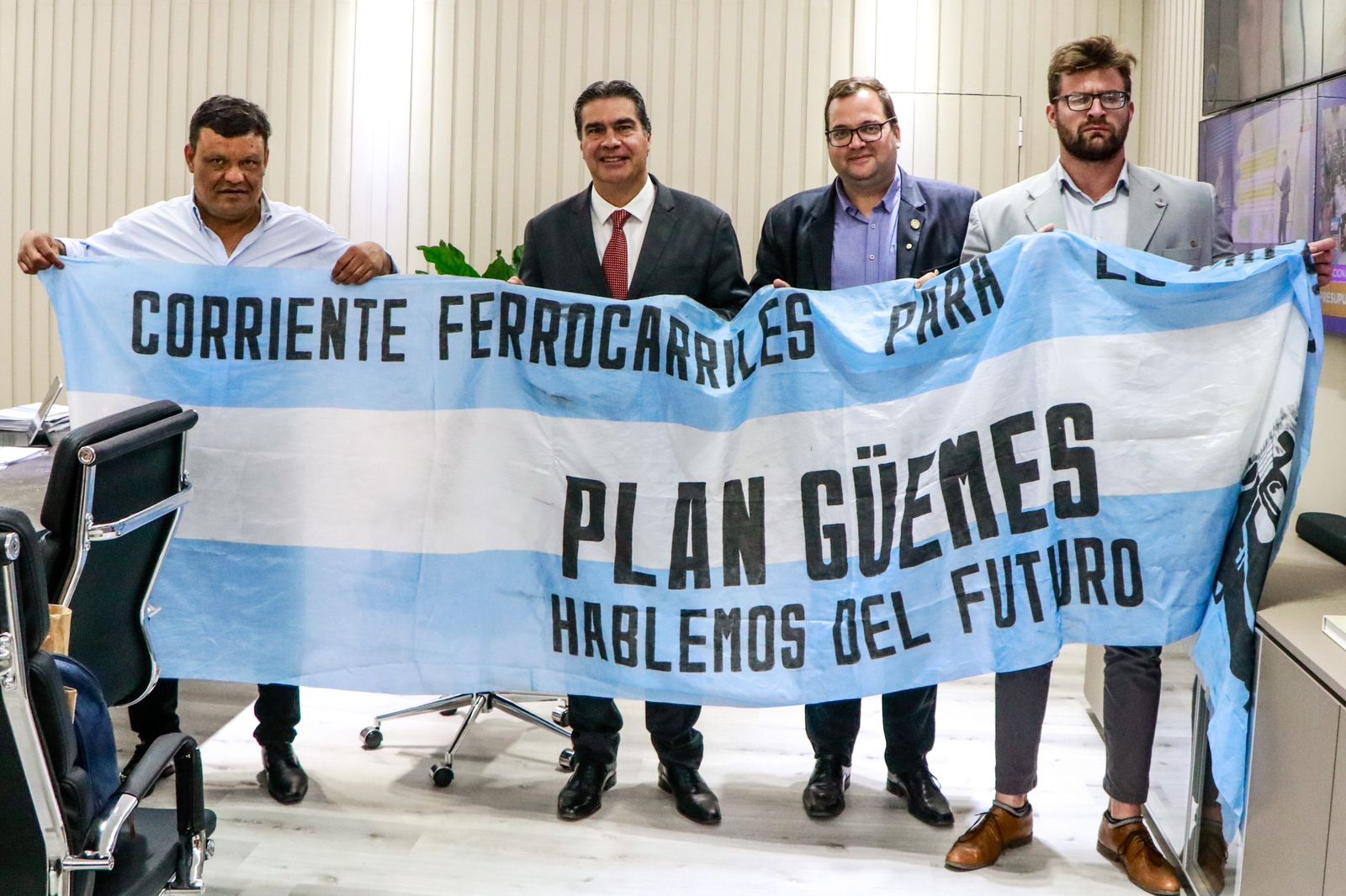 *EL GOBERNADOR Y LA CORRIENTE “FERROCARRILES PARA EL PUEBLO” IMPULSAN LA VUELTA DEL TREN AL NORTE GRANDE**