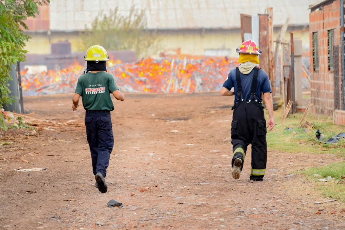 *TRABAJO COORDINADO PARA CONTROLAR EL INCENDIO EN LA ESTACIÓN DE TRENES ARGENTINOS DE RESISTENCIA