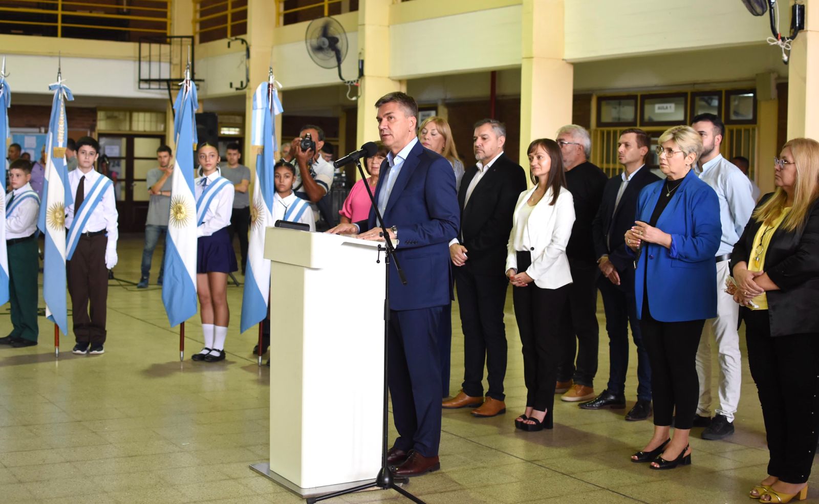 LEANDRO ZDERO ANUNCIÓ ENTREGA DE BANDERAS PARA TODAS LAS ESCUELAS, PARTIDAS DE SOSTENIMIENTO ESCOLAR E INVERSIÓN EN EDIFICIOS ESCOLARES*