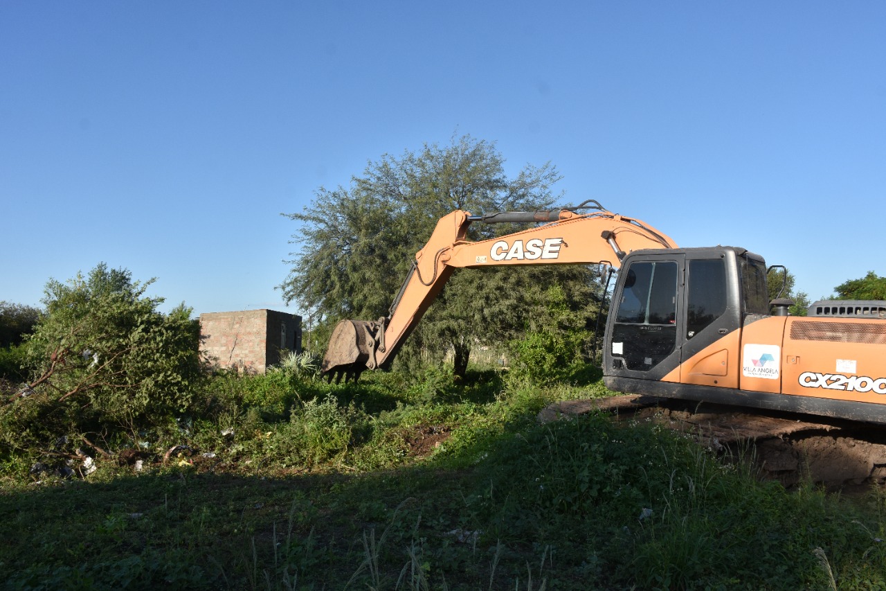 VILLA ANGELA: EL MUNICIPIO INFORMA SOBRE TRABAJOS DE PERFILADO Y RIPIADO DE CALLES EN DISTINTOS SECTORES DE LA CIUDAD