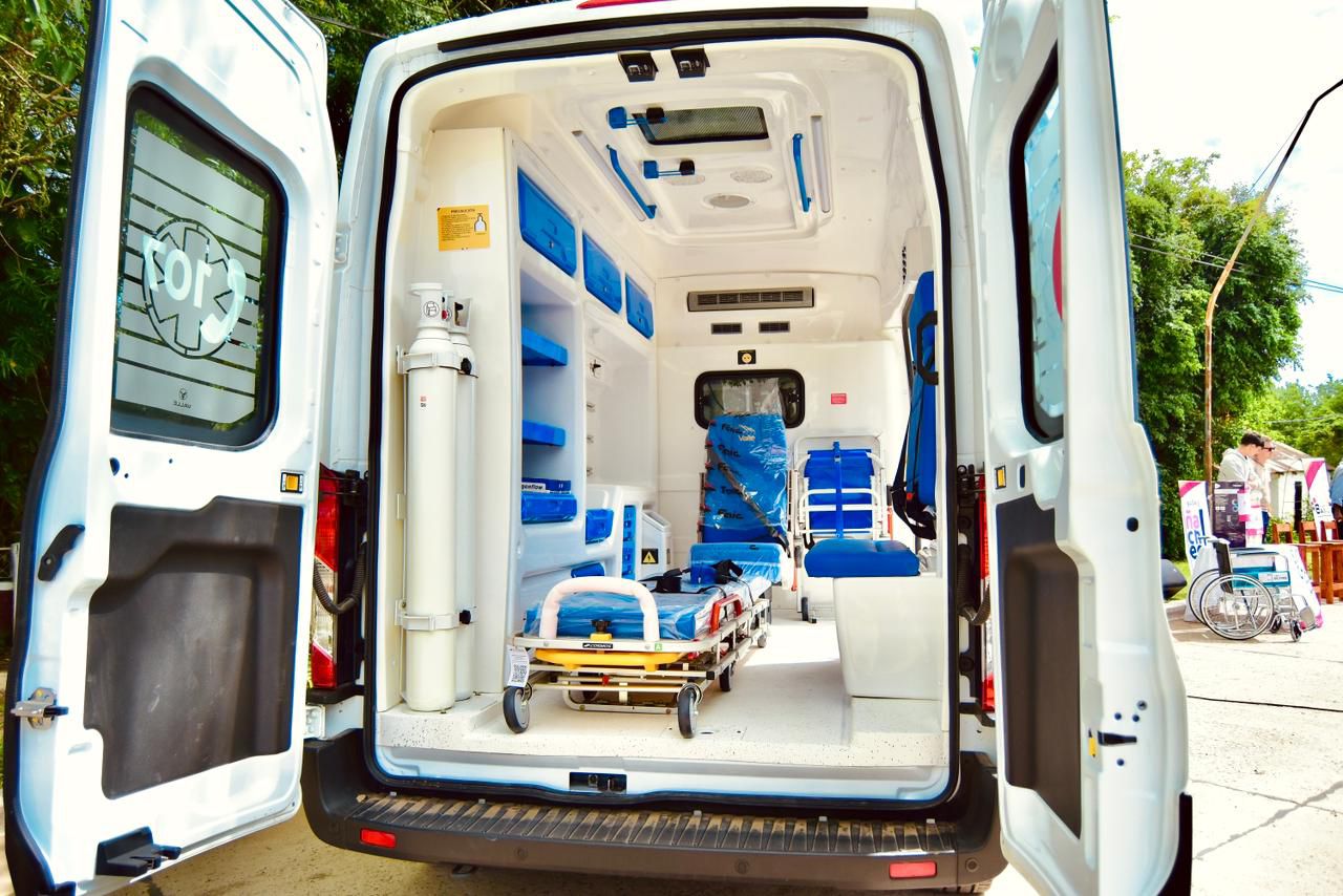 BASAIL: EL GOBERNADOR ZDERO ENTREGÓ UNA NUEVA AMBULANCIA Y ANTEOJOS, DEL PROGRAMA “VER PARA SER LIBRES”