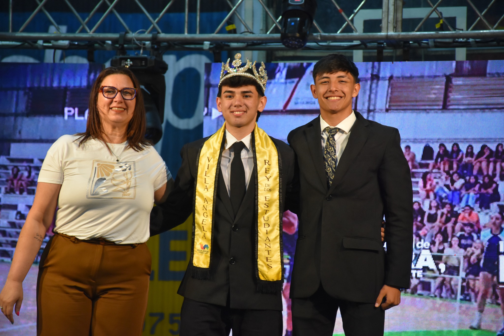 ESTE DOMINGO VILLA ÁNGELA ELIGIÓ A SUS REINAS Y REYES DEL ESTUDIANTE Y LA PRIMAVERA EN EL MARCO DE LA ESTUDIANTINA 2025